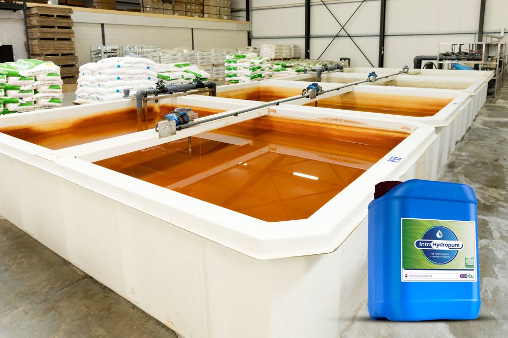 Fertiliser trays in a greenhouse and packshot Intra Hydropure